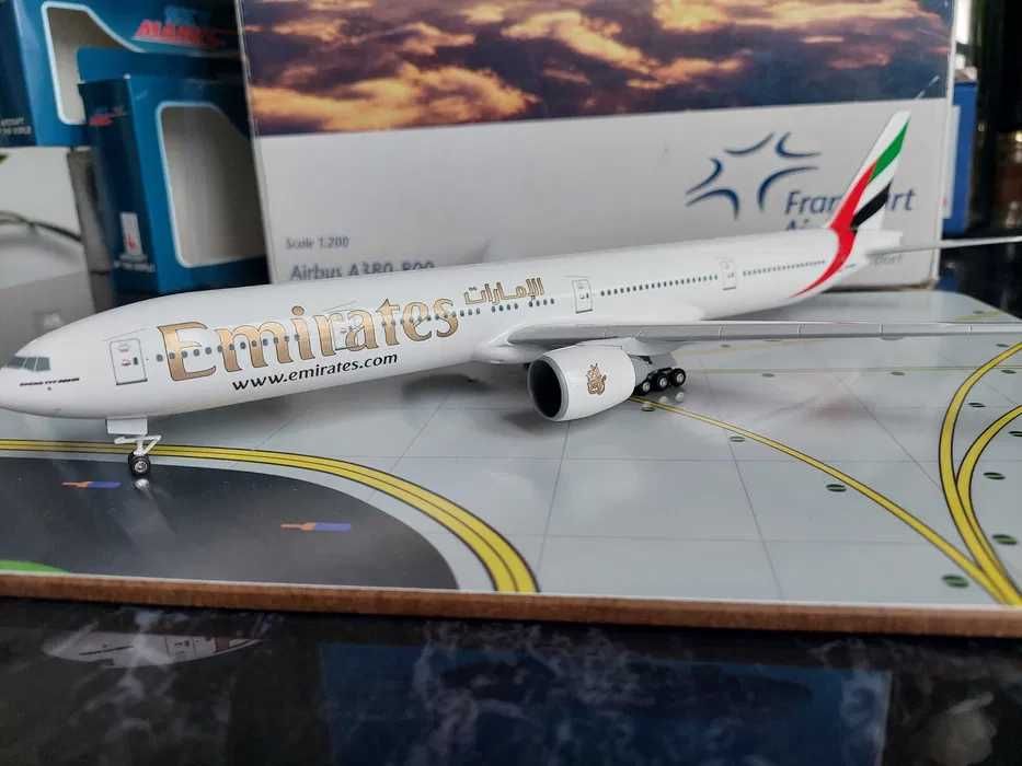 Model Samolotu Boeing B 777-300 Emirates Herpa Skaymarks 1:200
