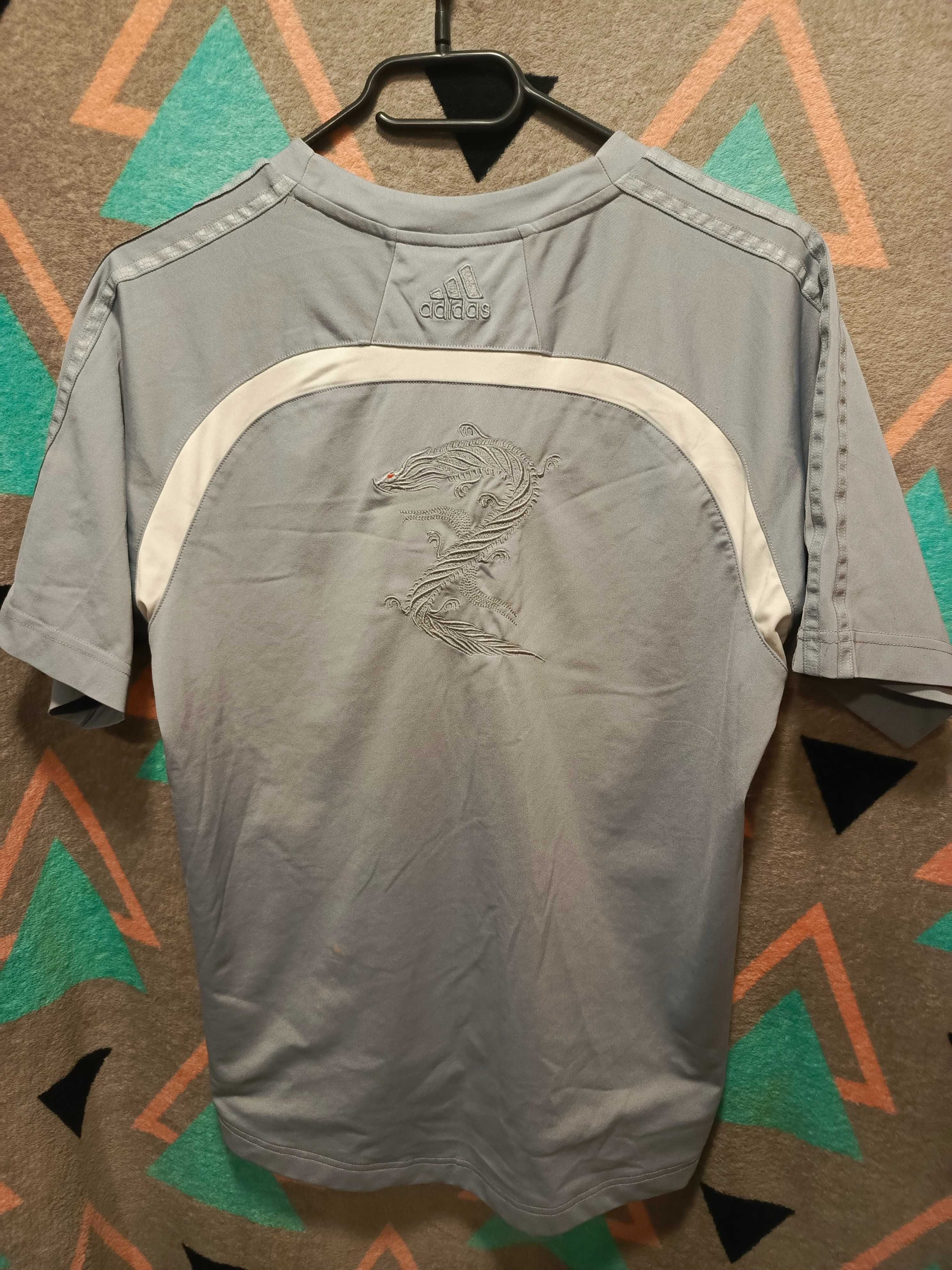 Koszulka adidas ze smokiem z tyłu w rozmiarze 164