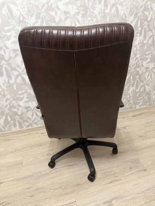 Продам шкіряне офісне крісло