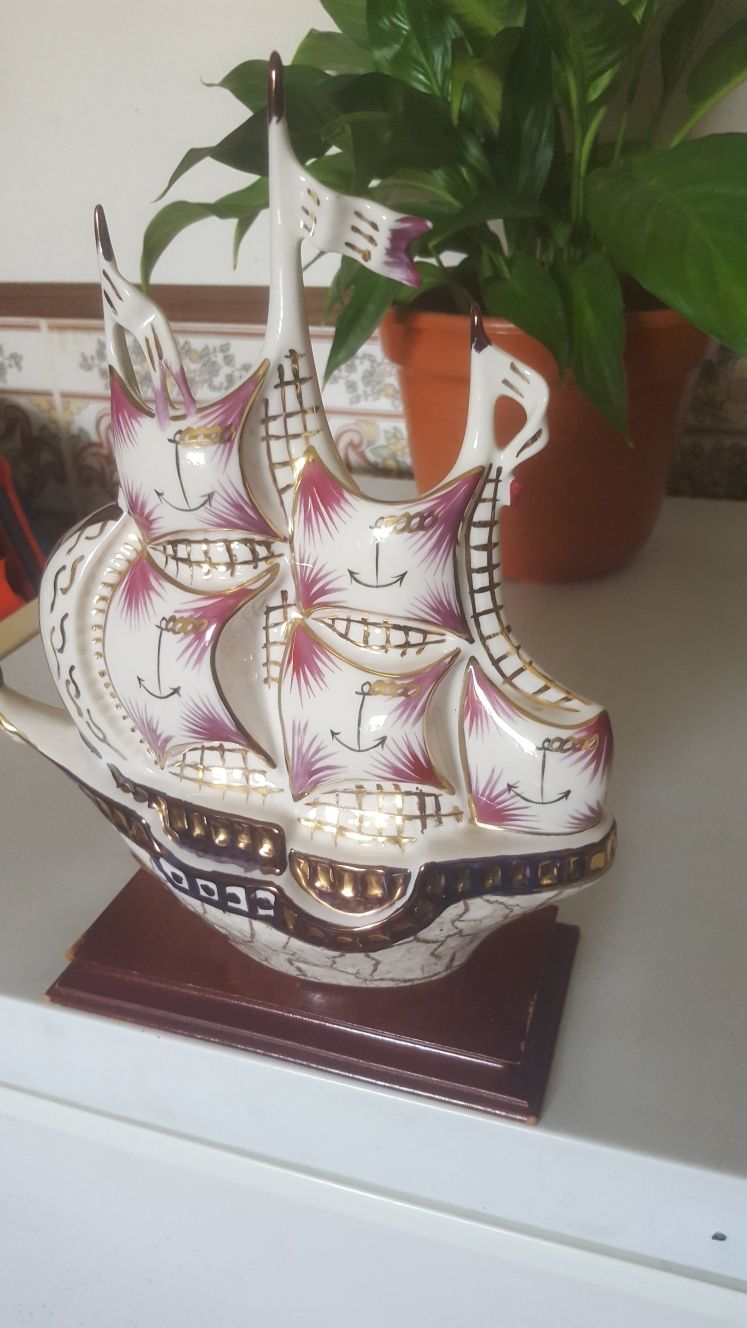 Barco em porcelana  de artesanato