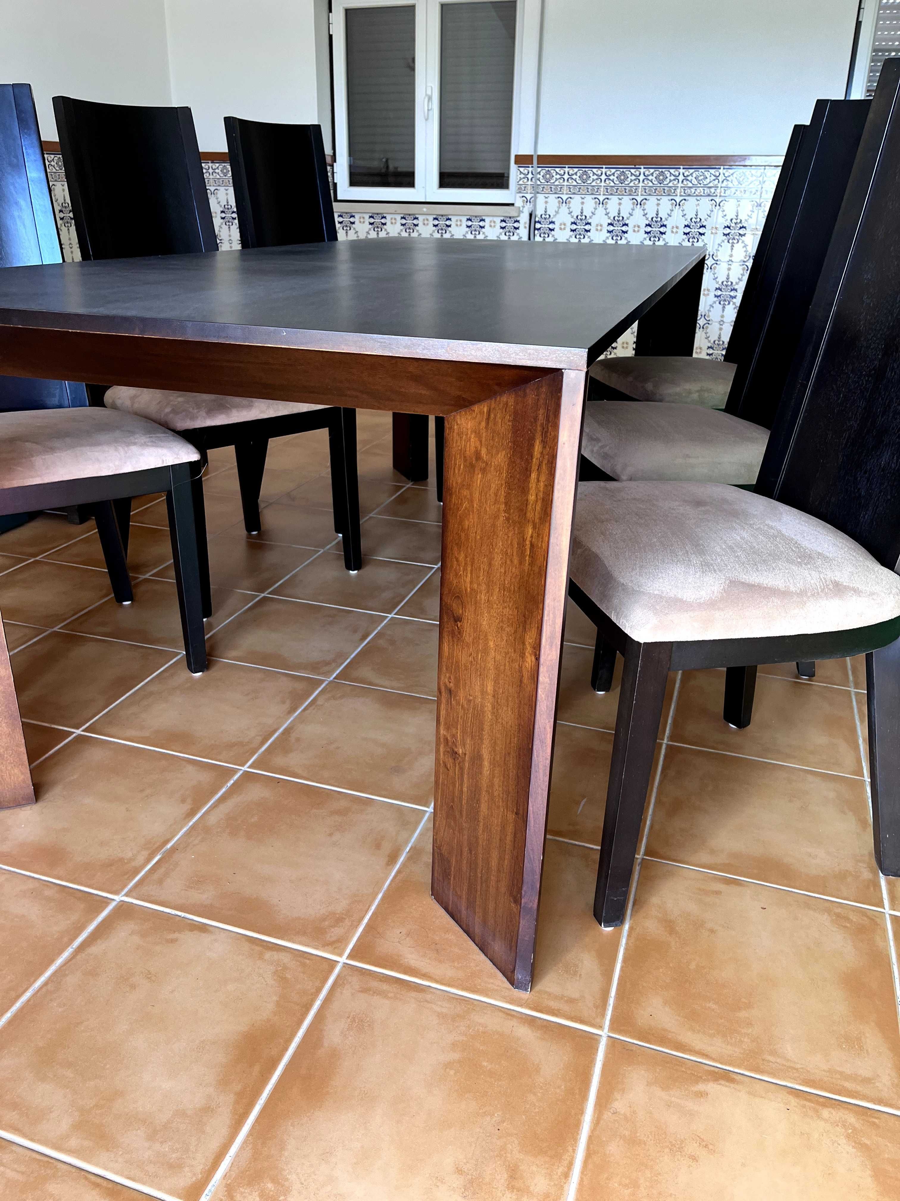 Mesa de Jantar em Madeira Maciça + 6 Cadeiras – Elegância e Qualidade