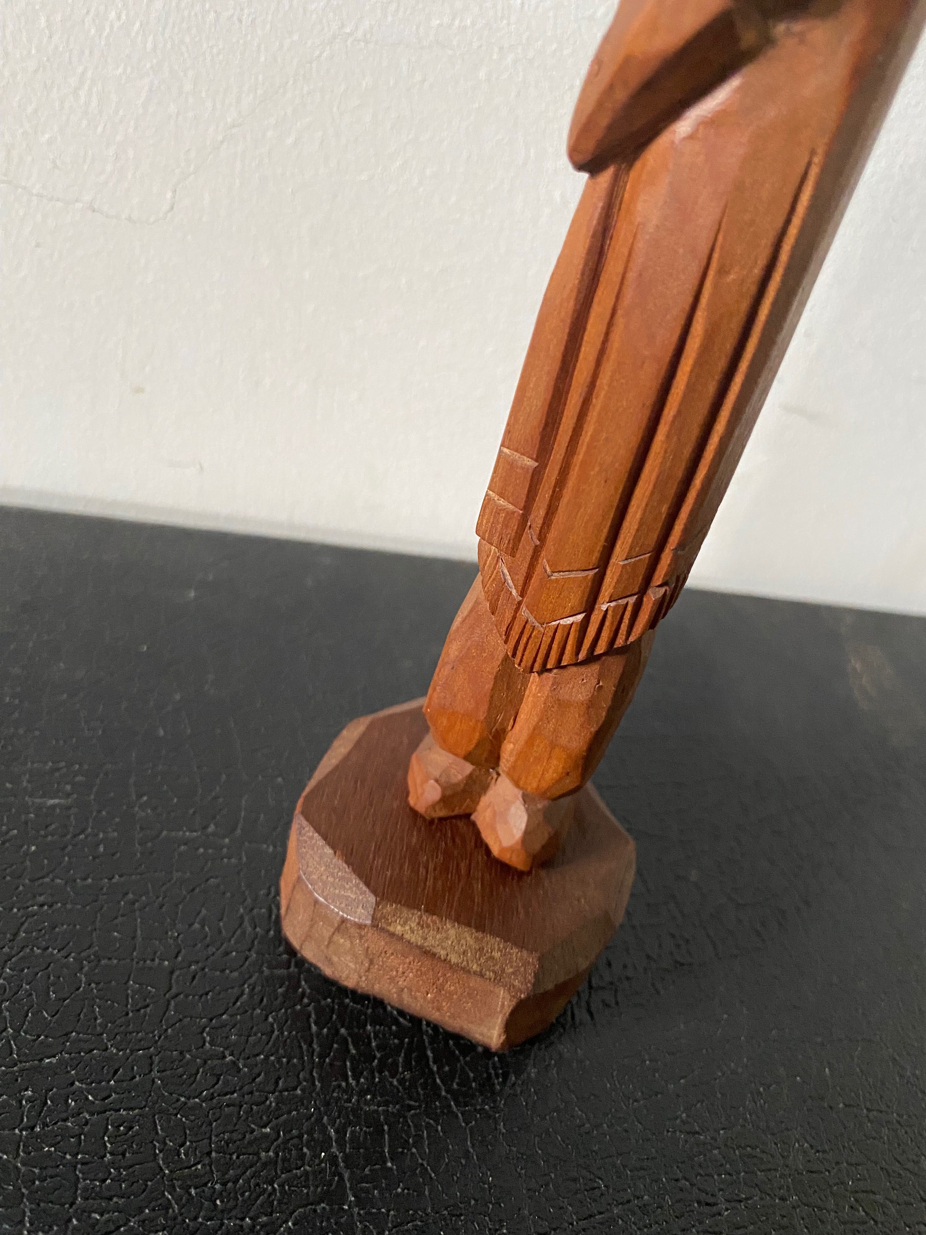 Estatueta antiga em madeira