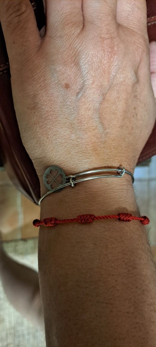 Pulseiras escravas em prata contrastada.