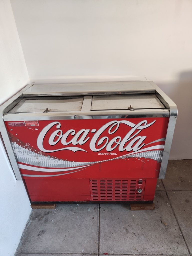Arca frigorífica da Coca-Cola a funcionar