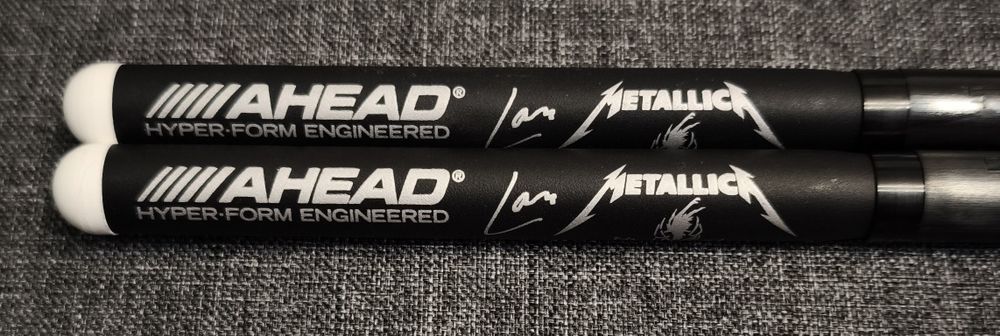 Барабанные палочки и медиаторы Metallica.