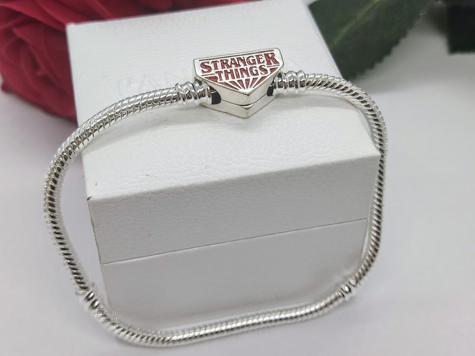 Zestaw biżuterii Bransoletka i dwa charmsy Stranger Things S925 ro