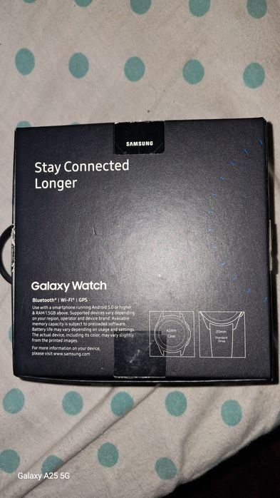 Smartwatch Samsung Galaxy 42mm dourado, bracelete rosa com caixa.