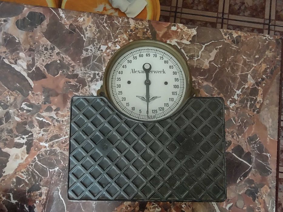 Stara waga łazienkowa, działa taruje się świetny stan