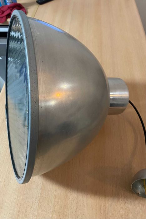 Candeeiro suspenso em aluminio da “Habitat”