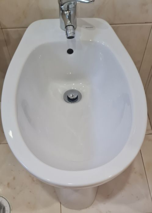 Bidé branco em bom estado