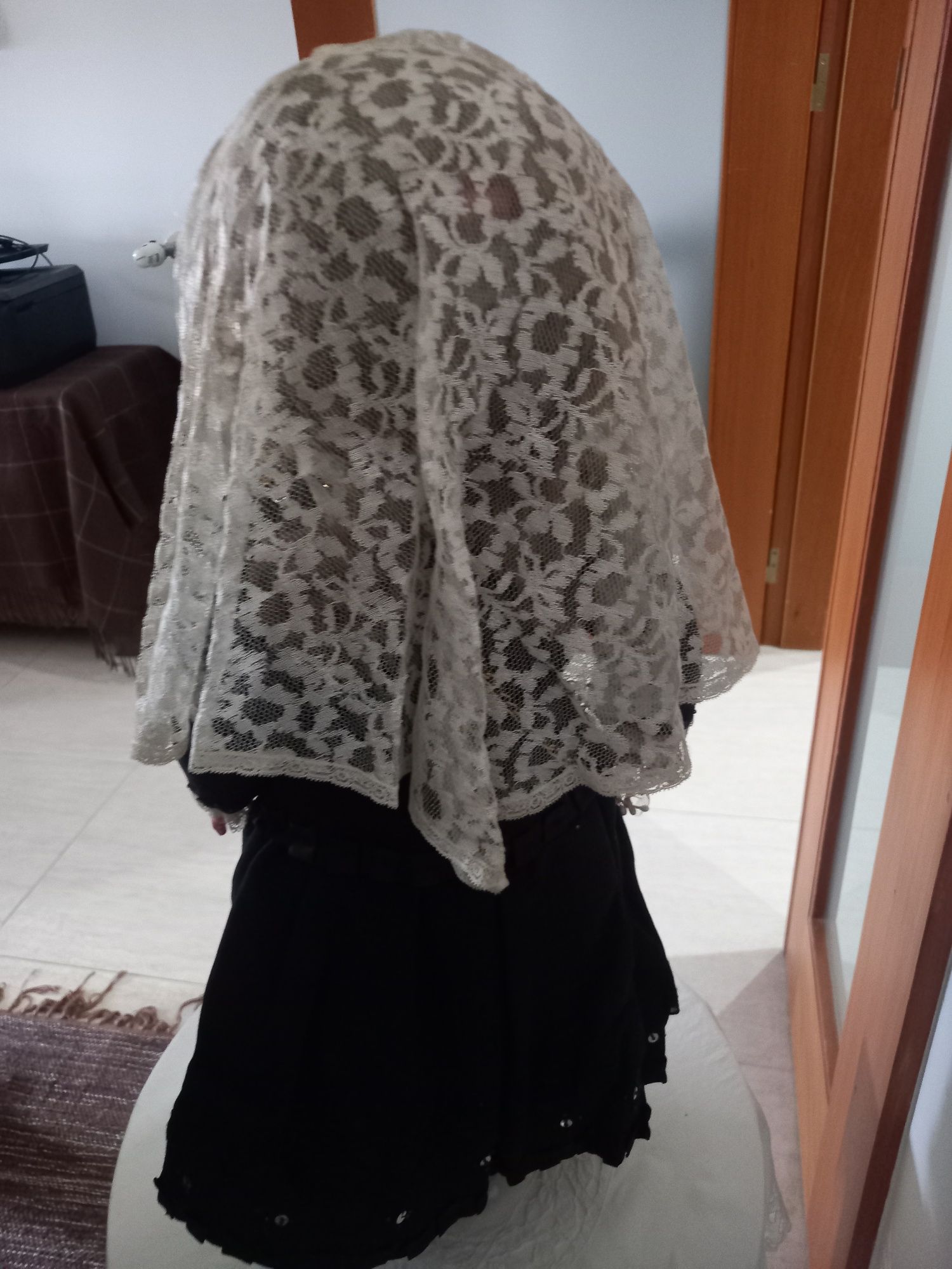 Boneca antiga trajada como noiva viana
