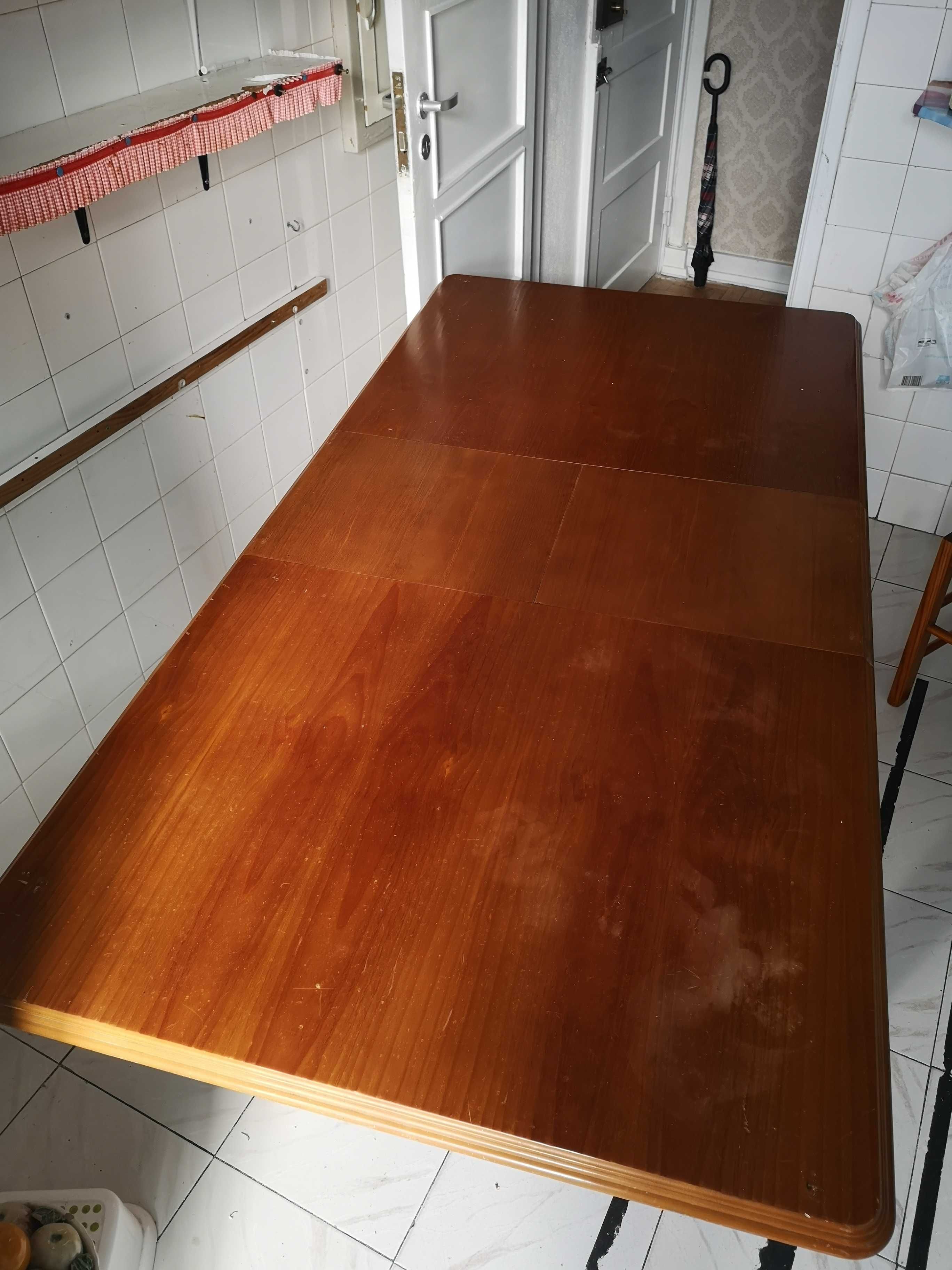 Mesa de jantar capacidade 8 pessoa, segunda mão, em bom estado!