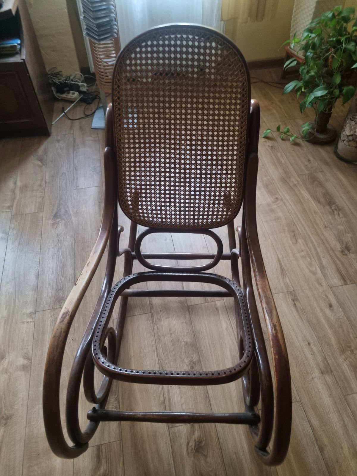 Stary fotel brązowy