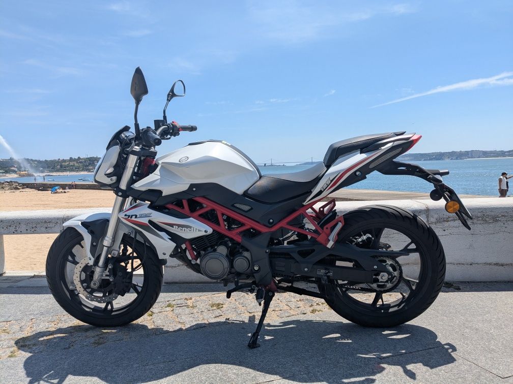 Mota Benelli BN 125 com pneus Michelin