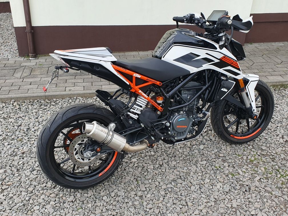 Ktm duke 125 abs posiada dodatki ,stan perfekt