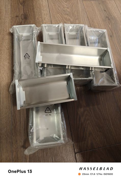 Pojemnik metalowo plastikowy