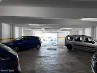 Garagem de grandes dimensões no centro de Ponta Delgada