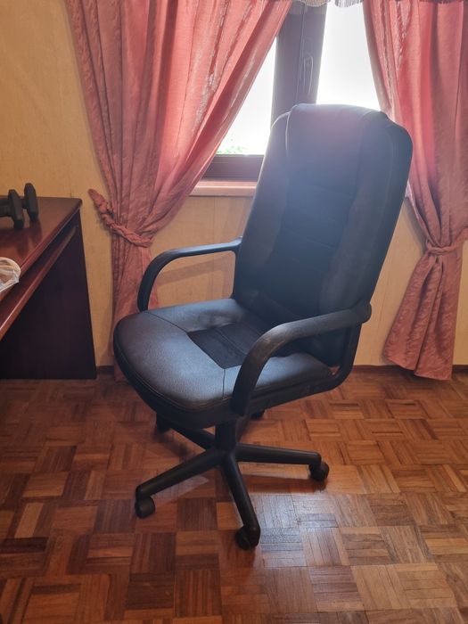 Secretária + Móvel de apoio + Cadeira