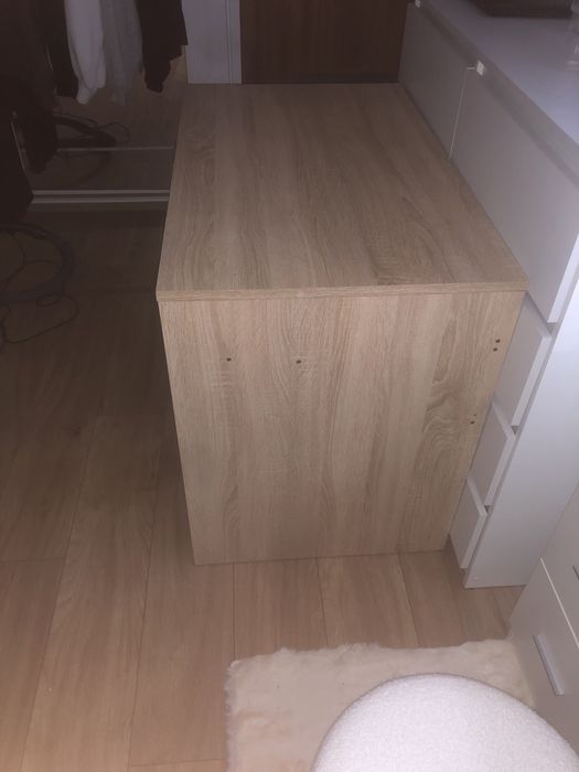Toaletka drewnianna z bialymi szufladami