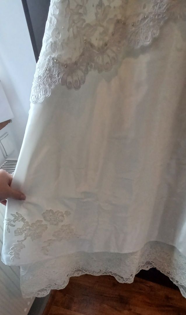 Suknia ślubna z koronką i syrkoniami svarowskiego
