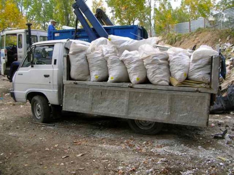 Wywóz gruzu śmieci odpadów po remoncie starych mebli transport