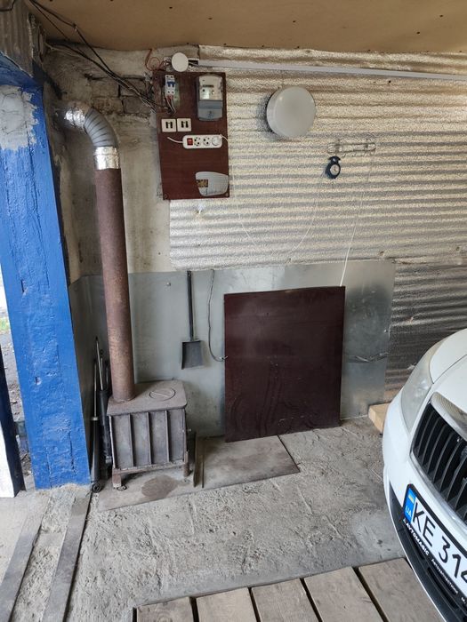 Гараж за швейной фабрикой Шахтерский