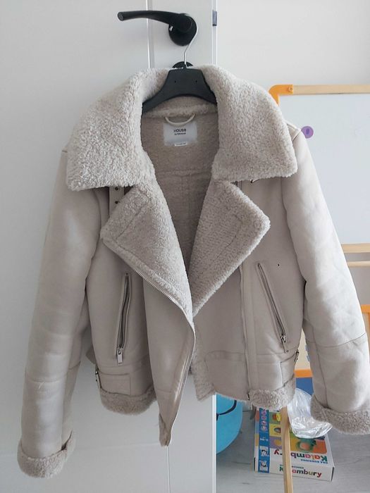 Beżowa kurtka biker z imitacji zamszu