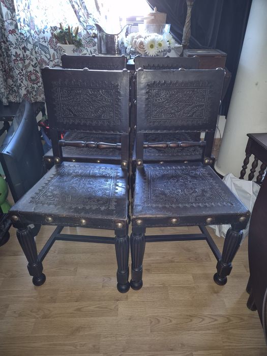 Conjunto de 4 cadeiras antigas em madeira e couro repuxado – estilo re