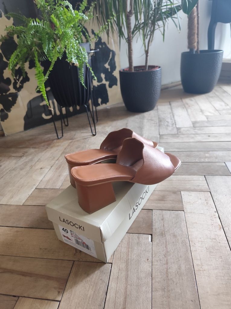 Klapki brązowe Lasocki r40