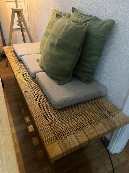 Mesa e banco oferta almofadas