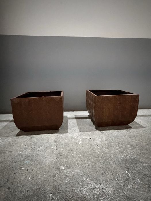 2 Vasos/ floreira de exterior em latão