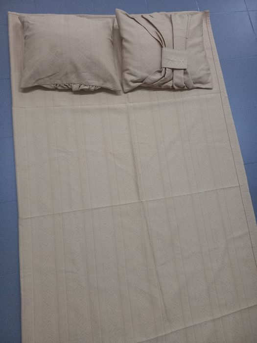 Conjunto de 2 cortinados, colcha de casal com 2 almofadas e toalha mes