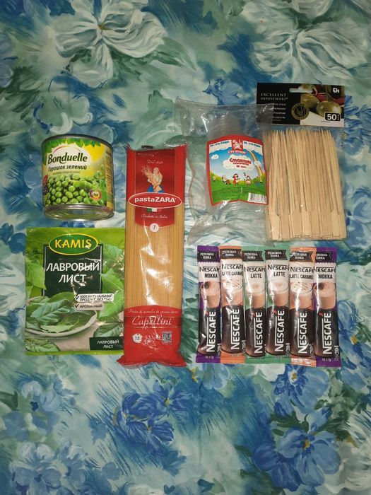 Набір продуктів - кава спагетті горошок оливки тунець соус попкорн