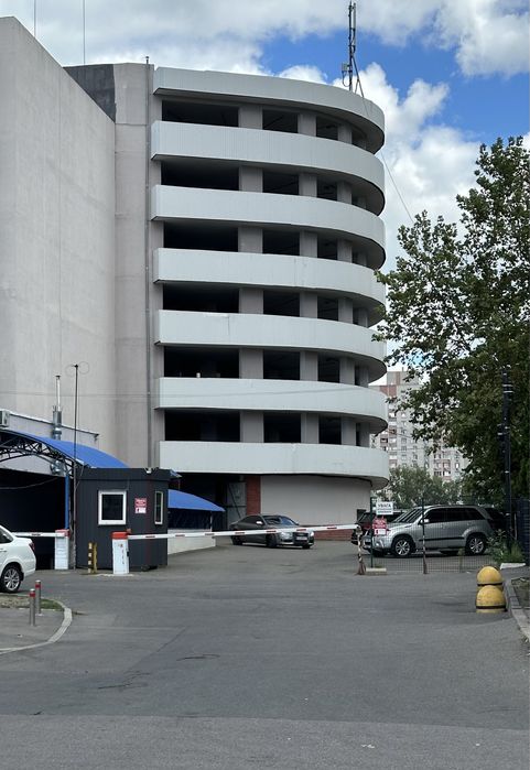 Продам паркомісце у критому паркінгу Драгоманова 1-Н / Здолбунівська