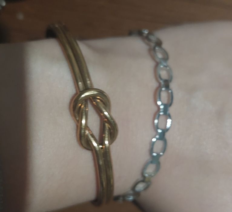 Conj. 4 pulseiras femininas (metálicas prateadas e douradas)