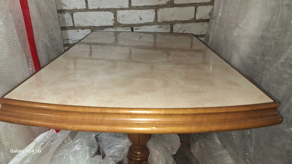 отличный кухонный стол, очень удобный почти не пользовались