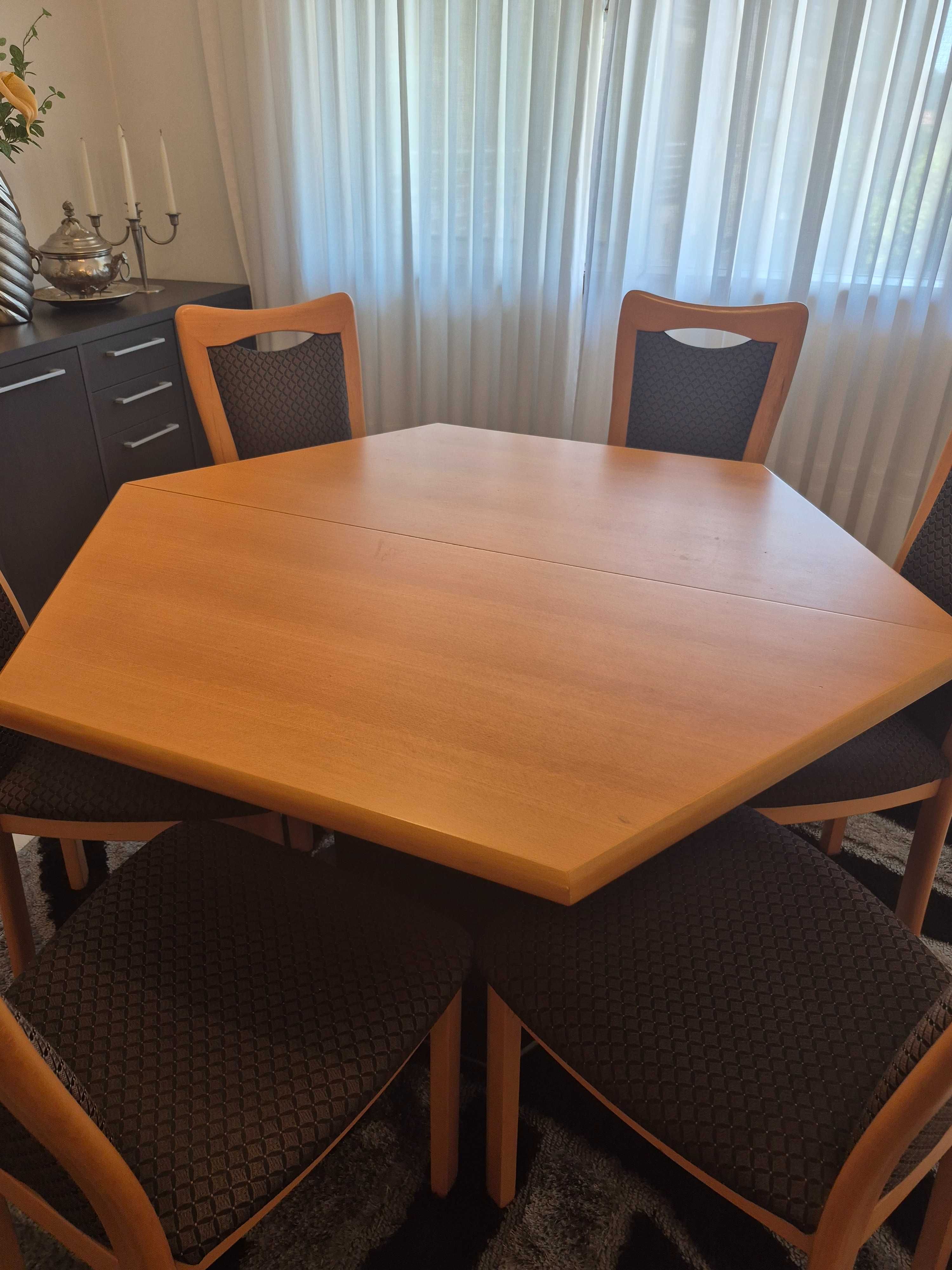 Mesa de sala de jantar extensível com 6 cadeiras - 250€.