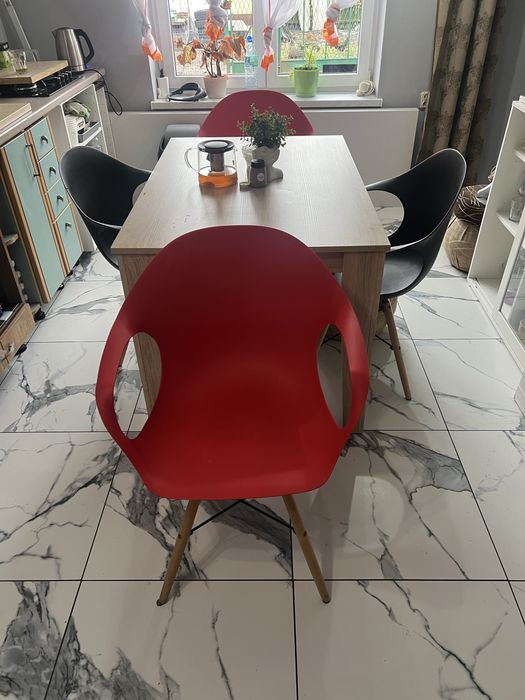 Sprzedam 4 Krzesła 2 Czerwone 2 Czarne