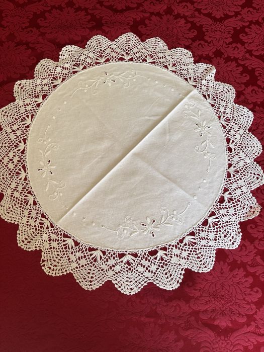 Pano em linho e renda