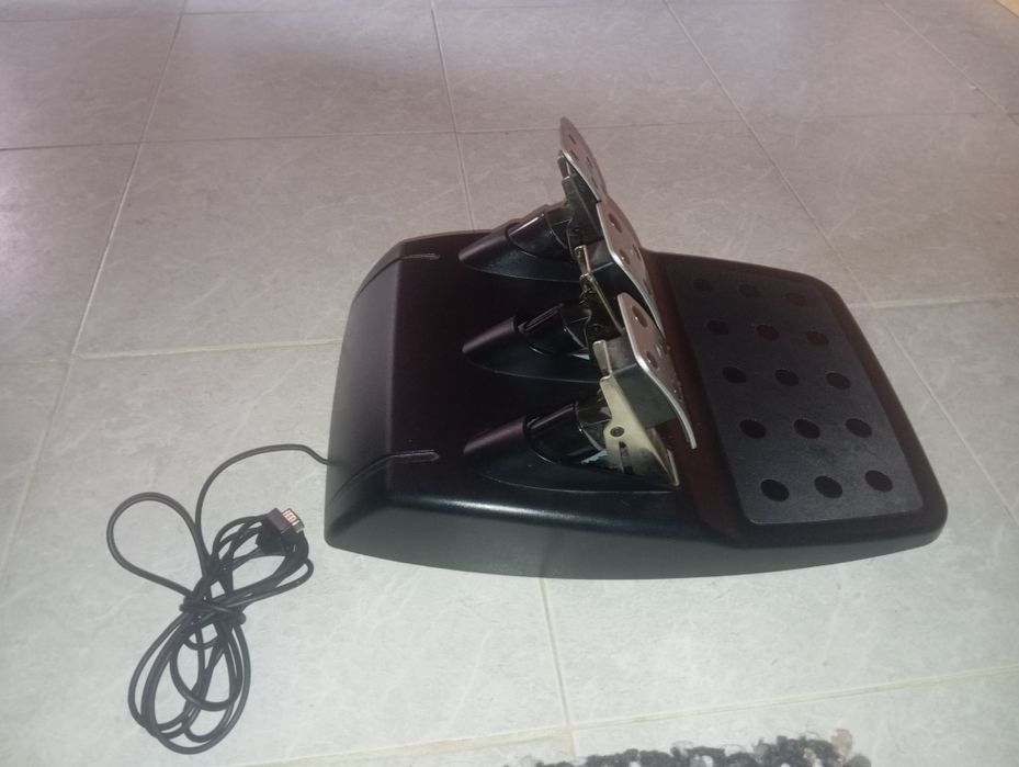 Volante + Pedais LOGITECH G29 (Multiplataforma - Preto)