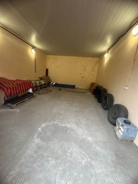 Продам гараж в районі 5 школи.