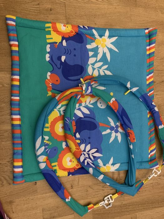 Розвтваючий килимок і фірмовф іграшки