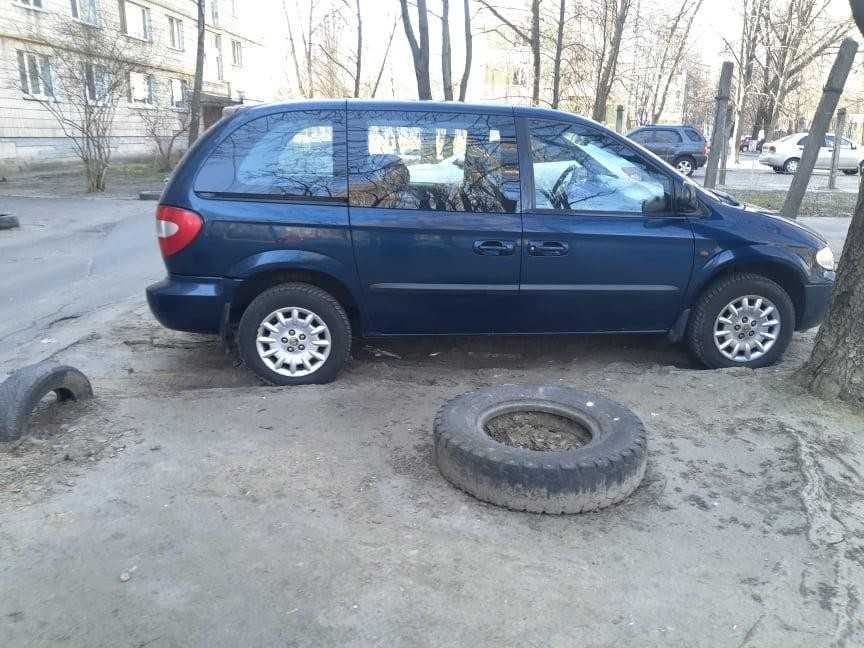 Автомобіль Chrysler Voyager