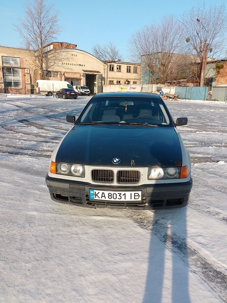 Продам BMW e36 седан