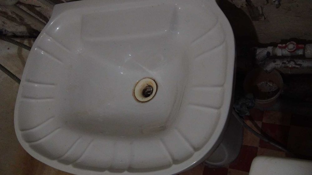 Умивальник фарфоровий із п'єдесталом (ногою)