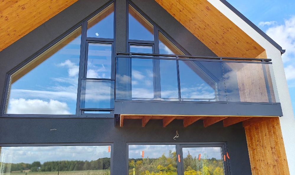 Balustrady aluminiowe balkony przegrody szklane produkcja i montaż