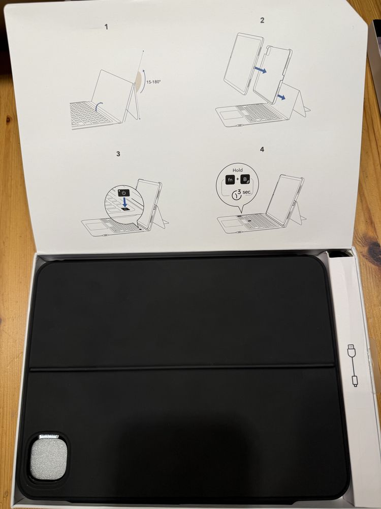 Etui z klawiaturą ESR Ascend do iPad Pro 11” (czarne) – nowe