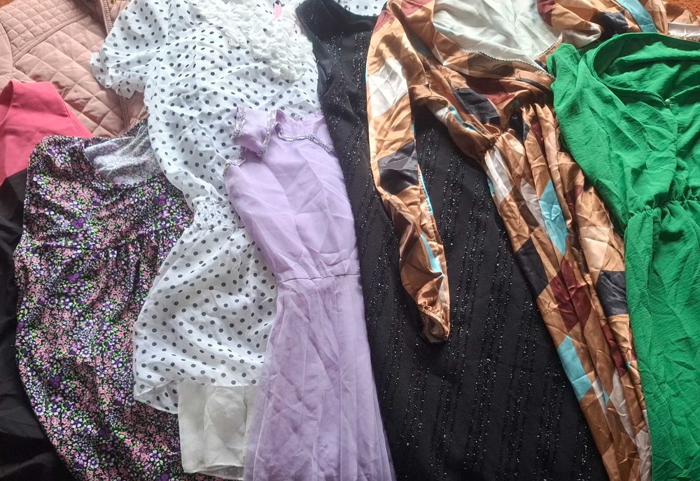 Lote 50 peças variadas de roupa feminina diversos tons para revenda.