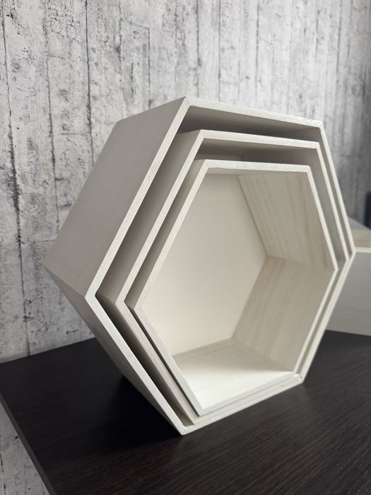 Полички у формі сот.