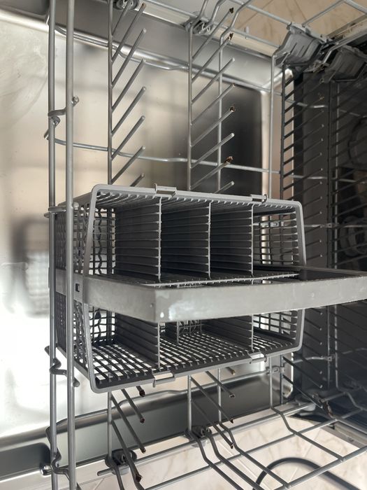 Máquina de lavar loiça Bosch SilencePlus inox – 60 cm (a funcionar)